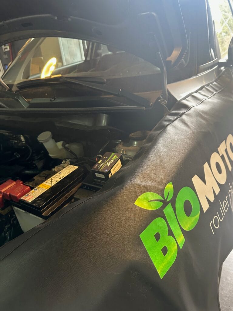 Pose d’un boîtier E85 sur une voiture hybride.