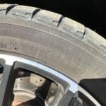 Contrôle d’un pneu 295/40 R21 et d’un disque de frein perforé dans notre garage à Eyguières – entretien sécurité haut de gamme.