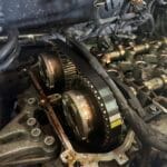 Gros plan sur une courroie de distribution lors d’une révision moteur dans notre garage à Eyguières.