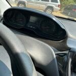 Vue du tableau de bord d’un véhicule pendant un pré-contrôle technique dans notre garage à Eyguières.